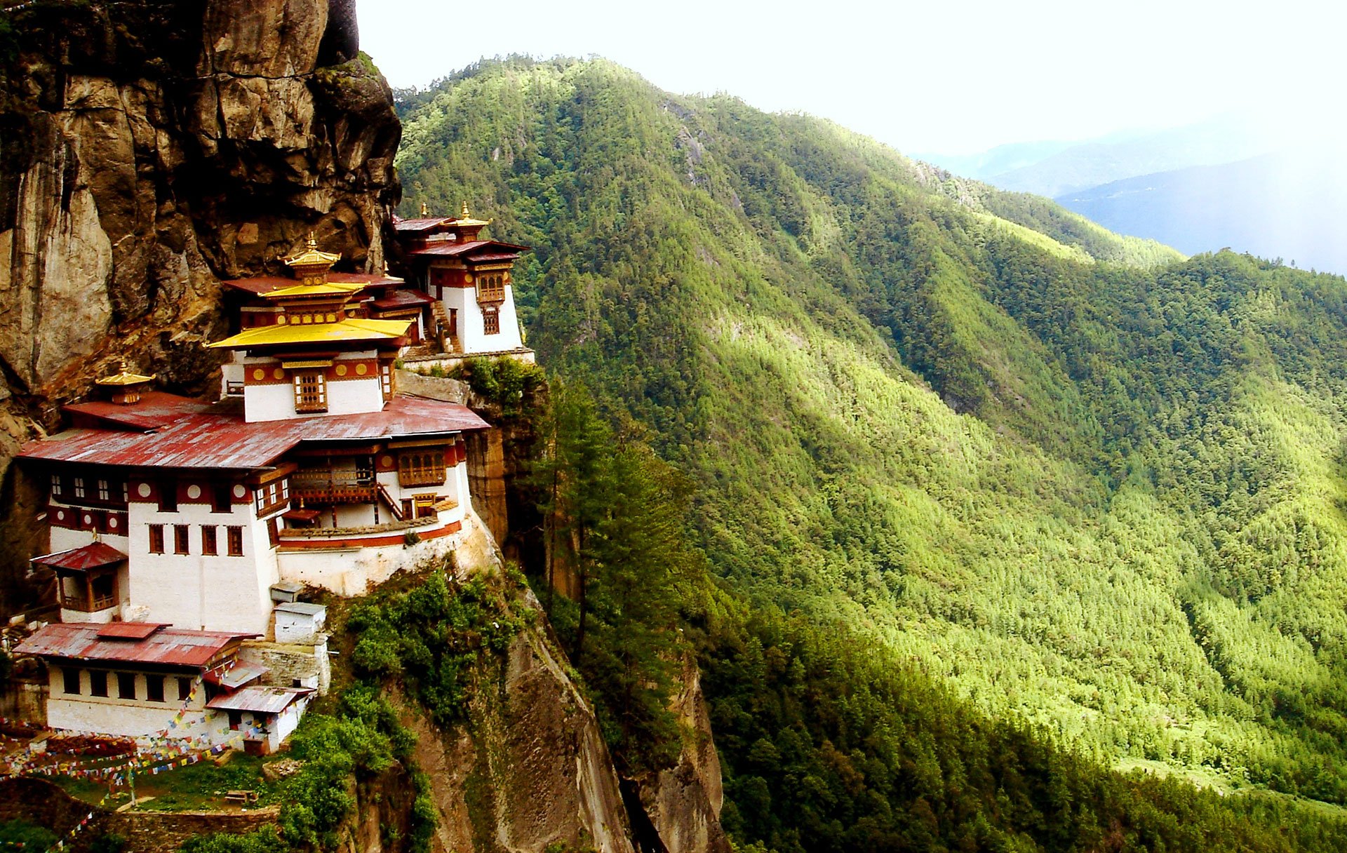 Бутан вопрос. Горное королевство бутан. Королевство бутан достопримечательности. Бутан Гималаи. Цечу бутан.